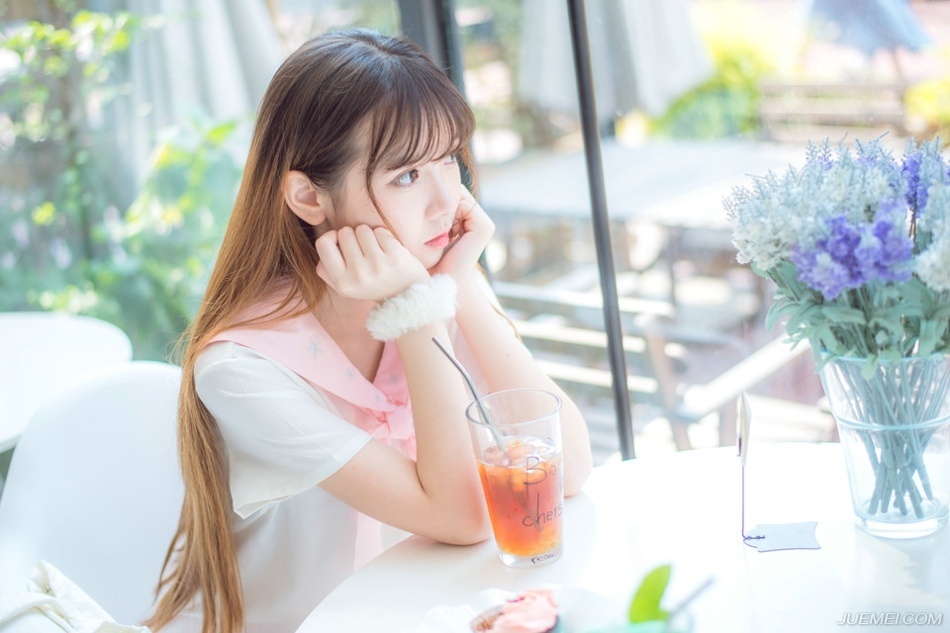 “这……”一群将领见状不由有些傻眼，一开始是被刘璝调动起来的情绪，但现在冷静下来一想，可不是，阆中这边虽然屯有粮草，但绝对难以支撑多久，而且阆中距离成都虽然不远，但山路难行，别看刘璝几天就赶过来，那是一个人而且还骑马，若这十万大军要开到成都，就算一路顺利，没有两个月都不可能过去，别说两个月，大军行军的话，如今阆中的存粮，恐怕连一个月都撑不到。